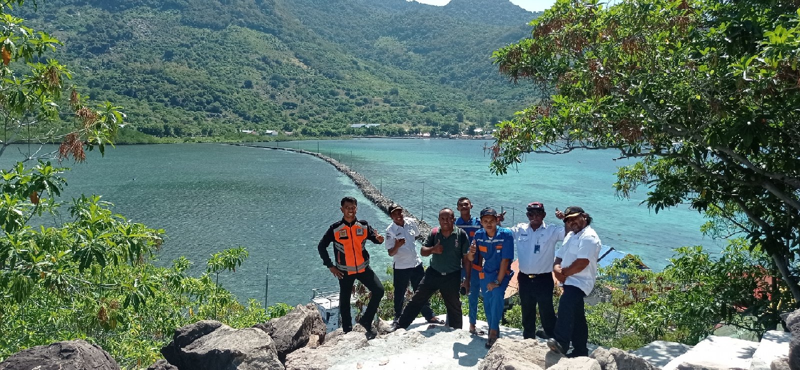 Jembatan batu Kojadoi dilihat dari atas bukit batu Purba